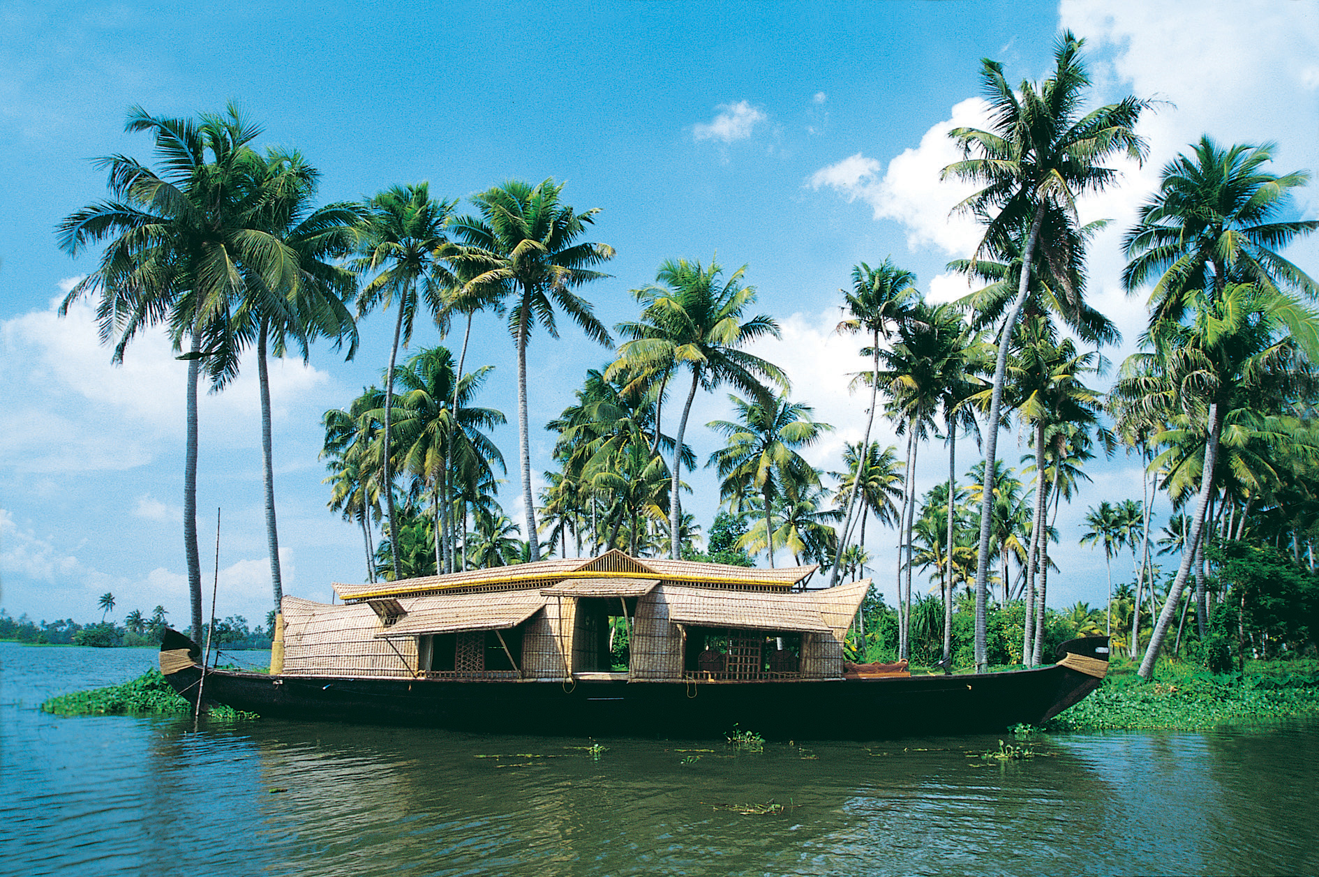 https://d3r8gwkgo0io6y.cloudfront.net/upload/back water ride Alleppey to Nadumudi 1.jpg